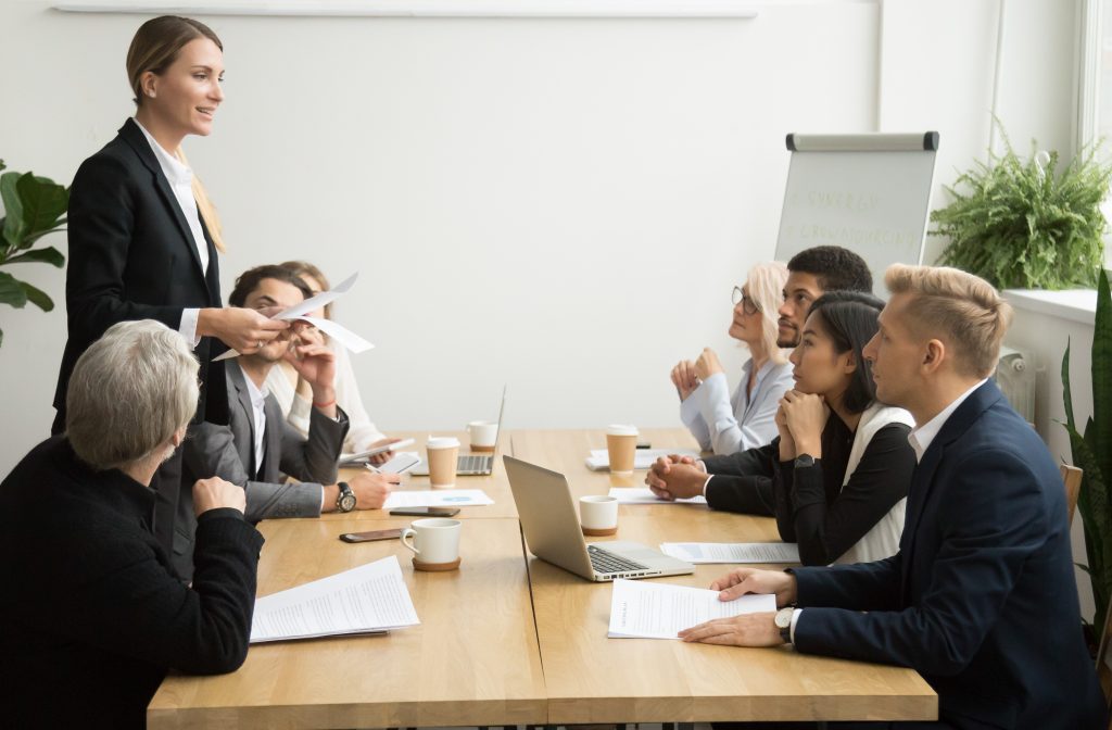 Líder feminina em reunião