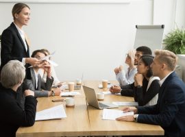 Líder feminina em reunião