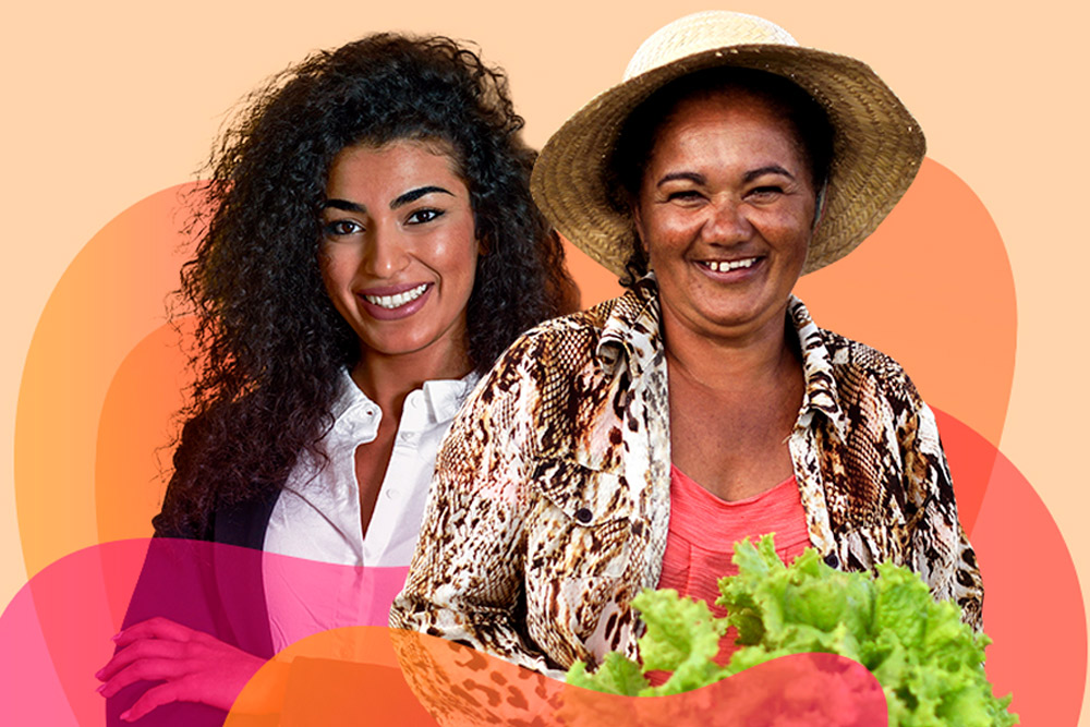 Arte em fundo rosa claro com a foto de duas mulheres à direita - uma delas tem o cabelo solto e encaracolado, usa camisa branca e blazer, e está com os braços cruzados. A outra está de chapéu de palha, usa uma blusa vermelha com um casaco estampado por cima e segura um pé de alface. Ambas sorriem.